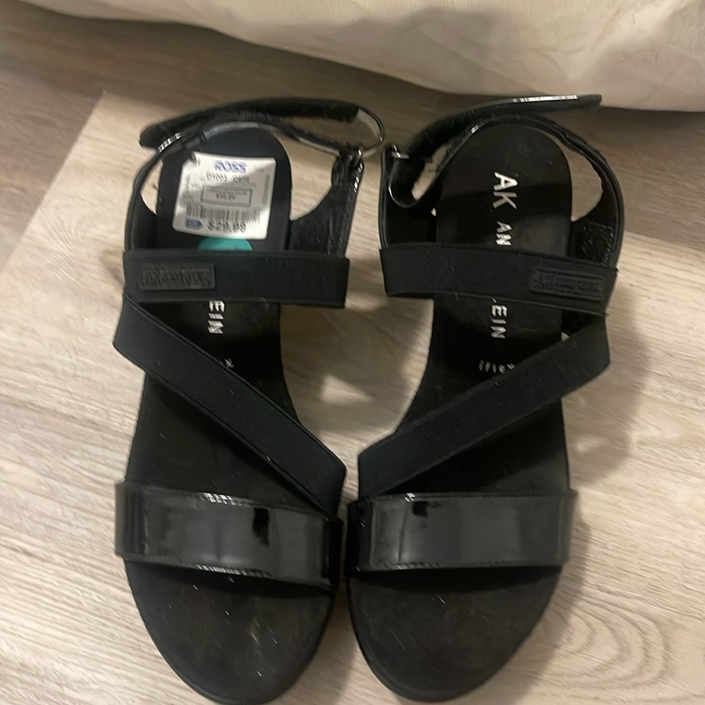 Anne Klein nice cushion black shinny and shiny black and Velcro strap